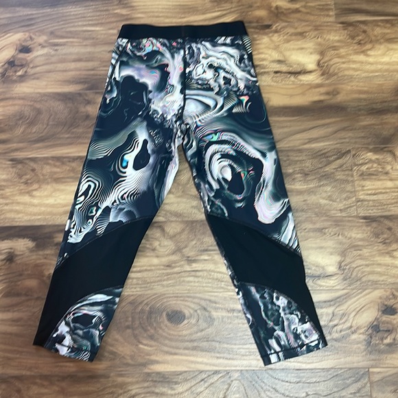 Nike pro cropped multi color leggings. Worn twice. No damage - Picture 2 of 2